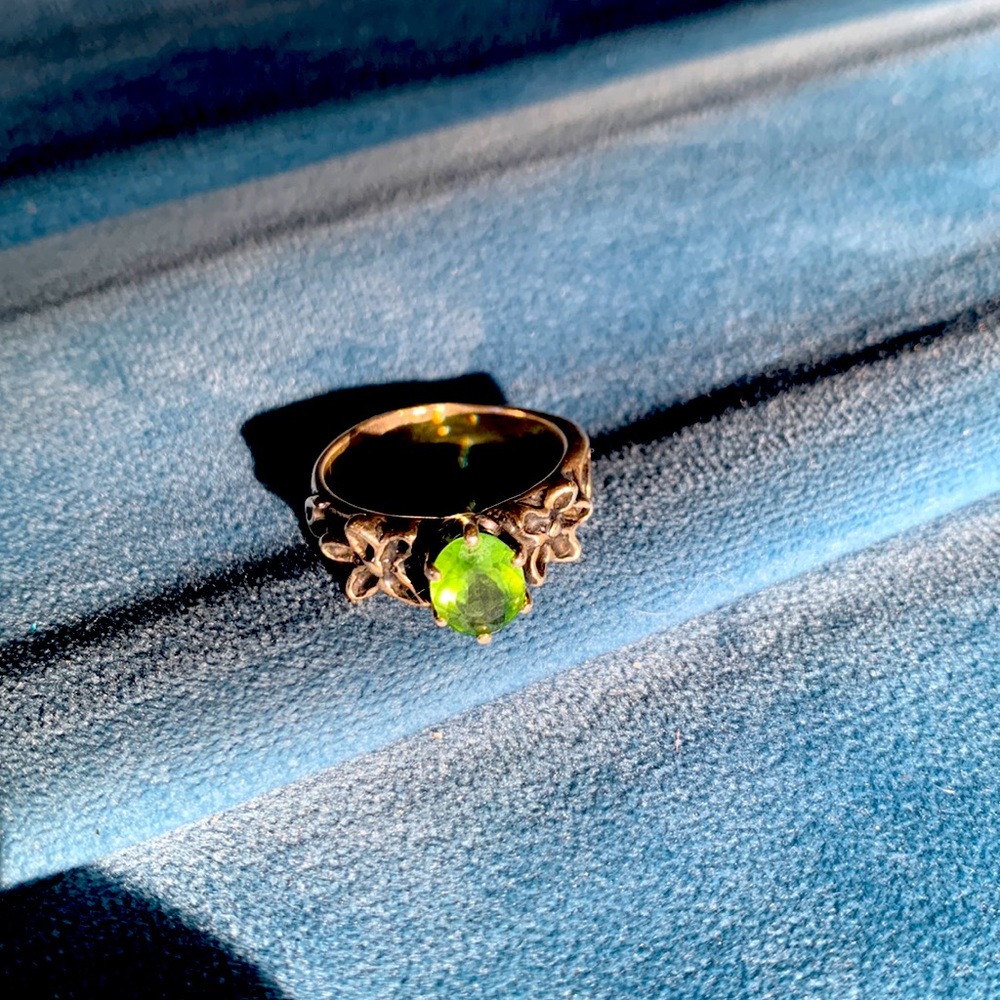 Green Peridot gemstone silver ring with sculpted flowers